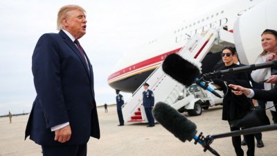 美国总统特朗普当地时间周三，在马里兰州安德鲁斯联合基地登上总统专机前向媒体发表演说。（图取自法新社）
