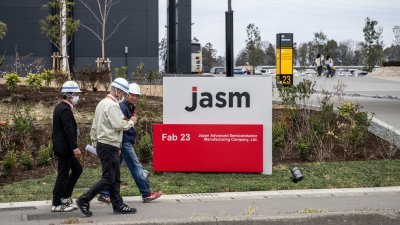 工人走在日本先进半导体制造公司 (JASM) 位于熊本县菊阳町的新半导体工厂外。JASM是台湾晶片巨头台积电的子公司。（图取自法新社档案照）