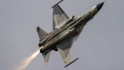台湾空军一架经国号IDF战机周四执行单机飞行展示操演时，喷口出现不正常火焰情况。（图取自航空迷/中央社）