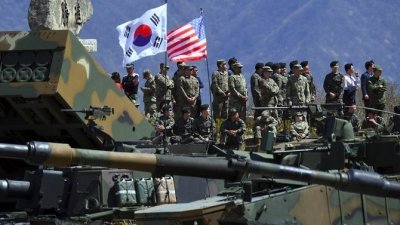 2017年，韩国和美国士兵参加实弹演习。（图取自法新社档案照）