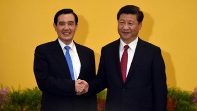 2015年11月7日，时任台湾总统的马英九与中国国家主席习近平在新加坡香格里拉酒店会面。这是自1949年国共内战结束之后，两岸领导人首次会面，受到全球关注。（图取自法新社档案照）