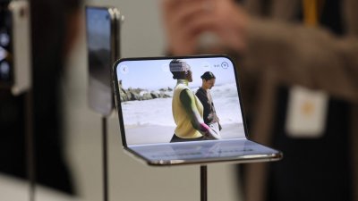 苹果（Apple）本月成功押注消费者愿意为可折叠的iPhone Duo多付2000美元甚至更多后，又准备看看他们对另一款昂贵新品的胃口如何。（法新社档案照）