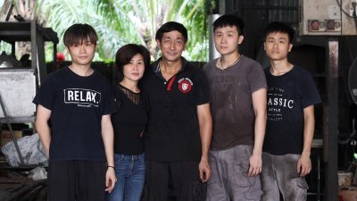 赖汶彬（左起）、郑素云、赖淼章及赖汶杰与赖汶城一家人齐心经营嘉利铁业。