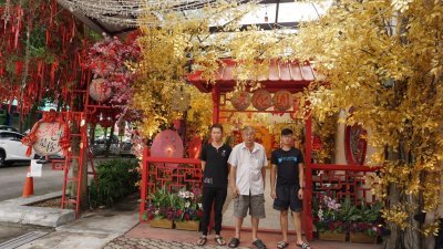 张汉生（左起）和潘永华介绍文化园特色，欢迎民众在中秋节当天一同前来赏月。