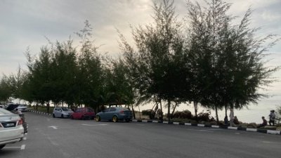 新冠病毒疫情重袭峇株巴辖，周末前往米娜务固休闲海滩的游客明显减少。