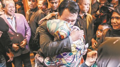 大马驻朝鲜领事莫哈末诺阿兹林在安全扺马后，与接机的家人拥抱。