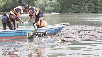 学生们通过亲身经历打捞垃圾的过程，学习照顾环境与河流的重要性。（摄影：刘维杰）