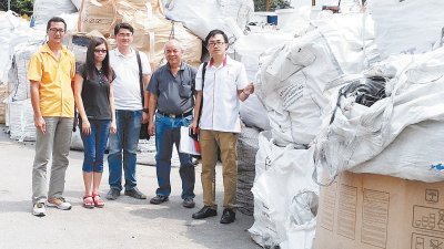 曾运明（左起）、李菲云、铁橱工厂陈姓负责人及黄勃扬，希望工业塑料回收厂可以清理堆积如山的回收物。