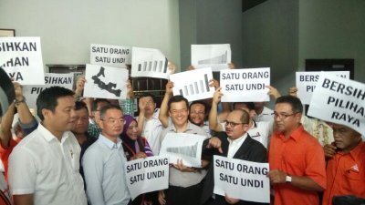 政党与非政府组织代表皆到场支持郑书聪（右4），寻求一人一票的公平选举。（摄影：黄毓萍）