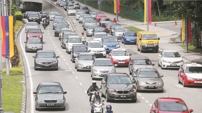 城市规划家认为，要舒缓吉隆坡的塞车问题，或可从提升交通路口、扩充车道及增设通道著手。