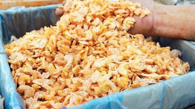 市场虾米货源短缺，可供 选择的虾米种类也不多。