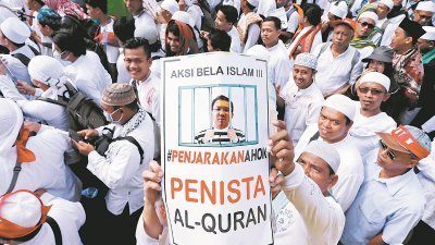  印尼强硬派伊斯兰组织去年在雅加达首长选举竞选期间，多次发动大型示威，要求当局逮捕被指亵渎伊斯兰教的钟万学。