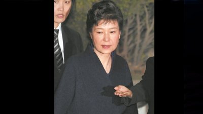 韩国检察部门周一正式起诉前总朴槿惠涉嫌受贿等罪名，这是朴槿惠于3月20日聆讯后正欲离开首尔法院。