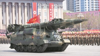 朝鲜上周六在平壤举行纪念金日成诞辰105周年的阅兵式和群众游行，并展示朝鲜最先进的导弹装备。