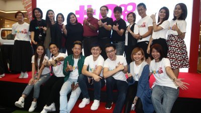 星报媒体广播集团主席拿督阿民（Dato Amin，后排左6起）、首席执行员简庆祥与媒体伙伴及一众988DJ在#988City推介礼上亮相，并呼吁观众前来与他们一起玩游戏、赢奖品。