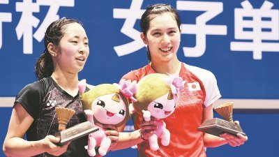 日本美少女大堀彩（右）在常州举行的中国羽球精英赛，夺得本年度首个冠军；左为获得亚军的队友川上纱惠奈。