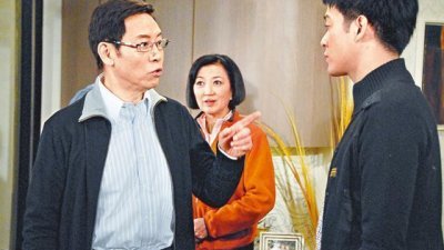 香港资深甘草演员马海伦（中）与岳华（左）近年曾合作拍港剧《谁家灶头无烟火》。(剧照)