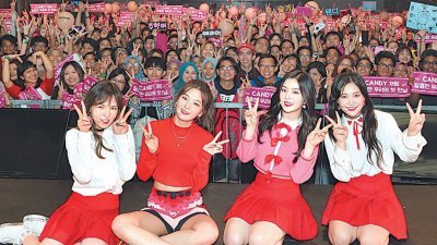 Red Velvet成员Wendy（左起）、Seulgi、Irene及Yeri卖力唱跳， 把热情带给粉丝， 而台下更是尖叫呐喊声不断。