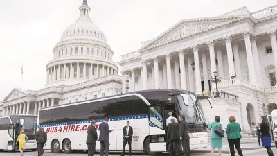 在国会山庄外，白宫准备了数辆巴士将100位参议员接去白宫，听取政府对朝鲜的政策。-法新社-