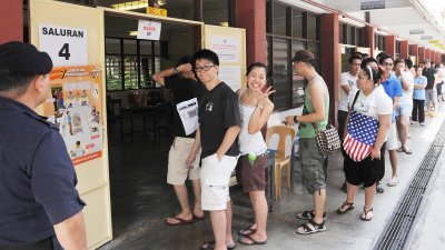2013年505大选，许多年轻选民一大清早结伴到各投票站排队等候投票，当时选举激情澎湃，尤其华裔投票率更是创下新高。