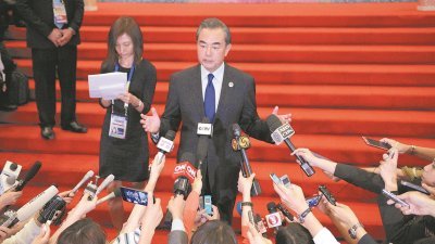 中国外交部长王毅周日就南海及朝鲜议题，与东盟10国举行会谈，成为媒体焦点。