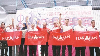 西芙拉（左4起）、林吉祥、慕尤丁、余德华及陈泓宾等希望联盟成员，举起希联旗帜，呼吁大家支持希联改朝换代。