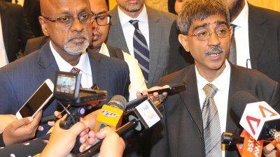 西华拉沙（左）及哈尼夫（右）分别代表安华及马哈迪出席听证会，他们在会后接受媒体访问。（摄影：邱继贤）