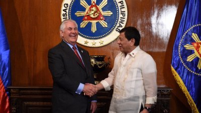 菲律宾总统杜特蒂（右）和美国国务卿蒂勒森，周一在总统府马拉坎南宫会面。-法新社-