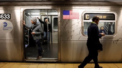 由纽约州政府管理的纽约市百年地铁系统，频繁出现故障。这是今年4月21日早上发生断电事故，乘客不断探头观察情况。-路透社-