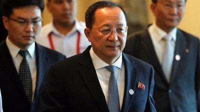 朝鲜外交部长李勇浩周二从下榻的酒店出发，前往出席东亚峰会闭幕仪式。