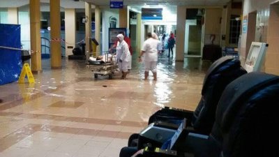 麻坡苏丹娜法蒂玛医院面对闪电水灾来袭，医护人员立即采取妥善的应对措施，将受影响病黎疏散到地势较高的地区。