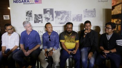 《Anak Merdeka》导演山姆尔曼（Shamyl Othman，右2）以及赖健雄（右）在会上介绍Astro国庆月节目。