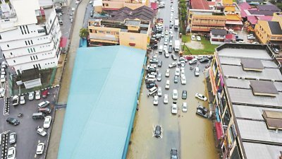 周二一场倾盆大雨导致麻坡市区爆发大规模的闪电水灾，受灾商民盼地方政府出手解决问题。