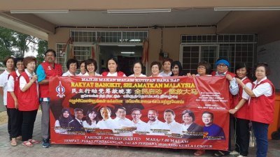 张菲倩（左8起）和孔庆璇周三在行动党党员的陪同下召开记者会，促请罗哈尼为女性权益站稳脚，同时也发布该党将在八月份举办筹款晚宴。