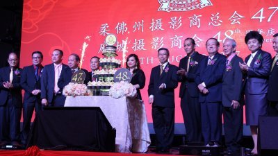 柔州摄影商总会庆祝成立47周年及麻坡摄影商会庆祝48周年联欢晚宴上，众嘉宾与理事一同主持切蛋糕仪式。左6起为林丽玉、林金兴及陈宽。