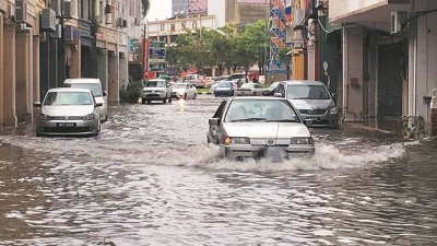 尽管水位高，但驾驶人士仍然冒著汽车抛锚的风险，涉水而过。