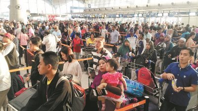 每当公共假期，吉隆坡国际机场都出现拥挤人潮。