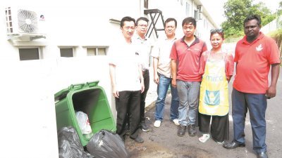 茶餐食业者杨金珠（右2起）、叶健隆及庄汉源寻求谢琪清（左）协助，希望尽快解决该区垃圾清理服务问题。右起为加里卡胜及李汉强。
