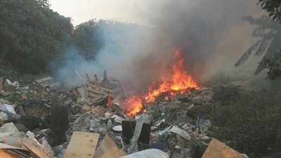 佐汉斯迪亚非法垃圾土埋场著火，导致巴生空气污染，烟霾笼罩。