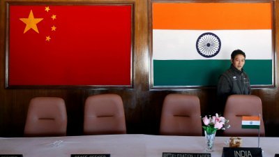中印军方高层据报周五在两国边境的乃堆拉山口举行会晤。这是2009年11月11日，中印两国军方在阿鲁纳恰尔邦举行会议的会场，墙上挂了中国和印度的国旗。