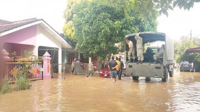 水灾地区的水位越来越高，一些灾民唯有暂时迁至疏散中心。