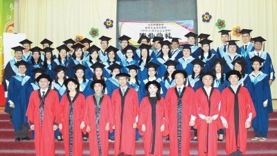 40名来自霹雳和槟城独中的教师选修“教育专业文凭课程”，并在周六的毕业典礼后，与嘉宾合照。前排左3起为陈再谷、张贞明、王淑慧及吴明槟等。