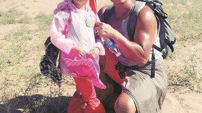中国主持人乐嘉最近带著4岁女儿灵儿参加节目，在甘肃省的沙漠徒步行走76公里，做法在网上引起热议。