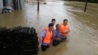 岳阳县的肖家洞山塘坝体出现一个10多公尺长的溃口，滔滔洪水冲向下游，几十栋民房被水淹，当地正在组织抢险救援。