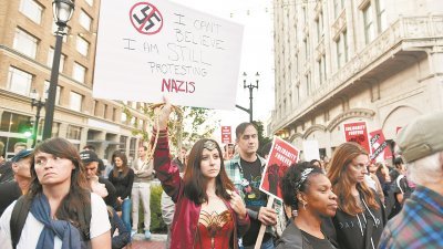 弗吉尼亚州种族示威爆冲突酿死伤，加利福尼亚州奥克兰市的民众周六上街游行，反对种族主义。