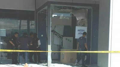 吉北那坡乡区转型中心的提款机室，疑被土制炸弹炸毁，落地玻璃碎片散落满地。