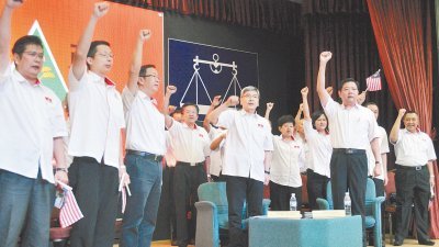 邓章耀（前排右起）陪同马袖强，为槟州民政党常年大会主持开幕。