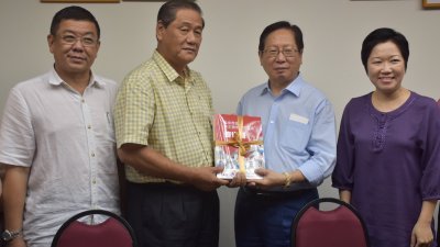 刘利民（右2）移交《马来西亚华文独中教育蓝图》刊物及资料，予砂拉越华校董事联合会总会主席拿督包章文（左2）。