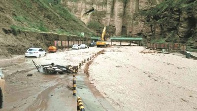 甘肃省黄河石林景区因强降雨形成特大暴洪，直接从饮马沟大峡谷一路席卷而下，冲毁沟中一些设施，汹涌洪水滚滚流过，声势骇人。