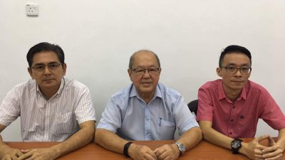 沈同钦（中）强调他们没有意愿要重返行动党，左起为峇章区州议员林敬贤及前党员江春明。